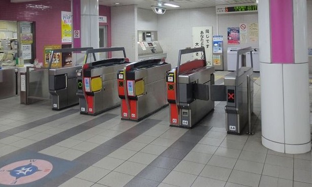 改札を出て右へ